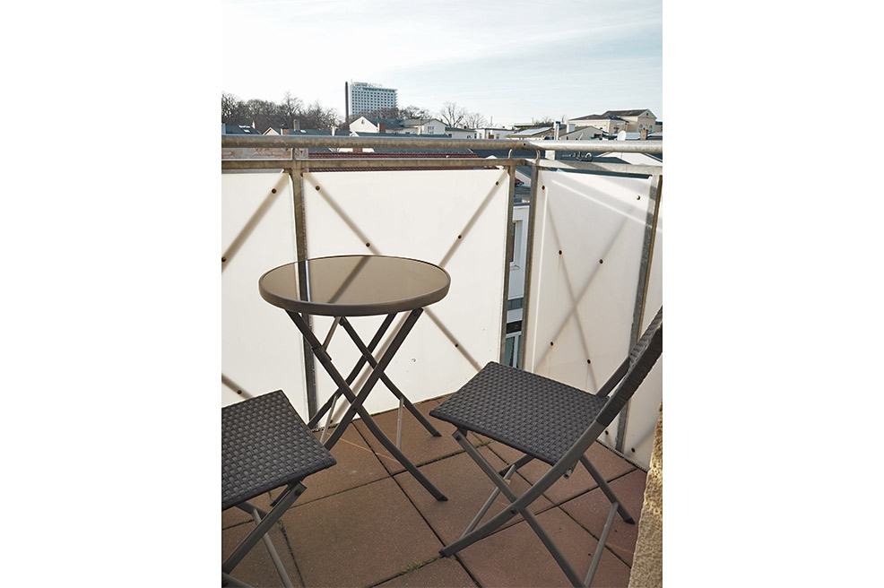 Kleiner Balkon mit Sitzmöglichkeit