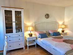 Ferienwohnung Warnemünde: Schlafzimmer mit Doppelbett Bild vom Schlafzimmer der Ferienwohnung Warnemünde